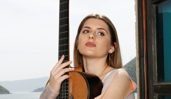 Nadja Jankovic gitara.jpg