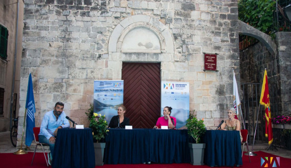 ReView, c. Aleksandar Kaluđerović.jpg